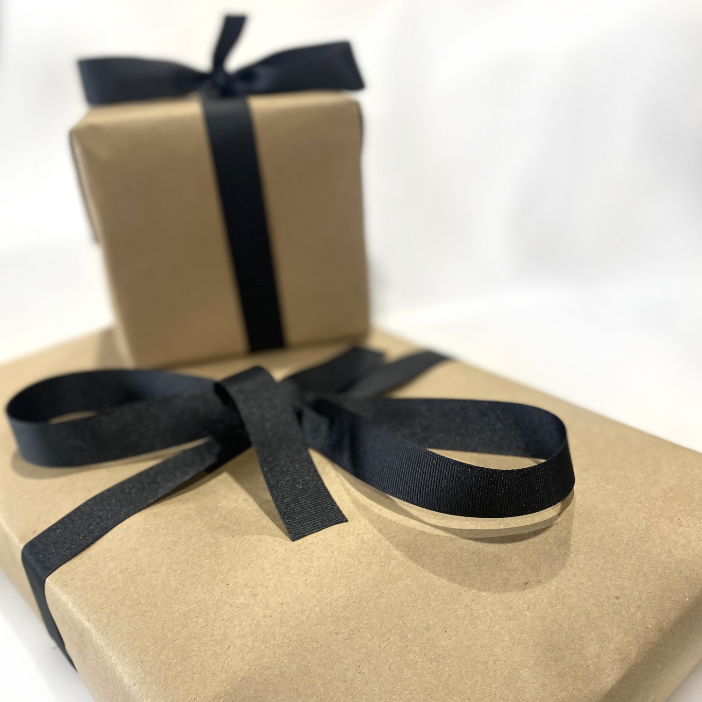Emballage cadeau papier kraft et ruban noir