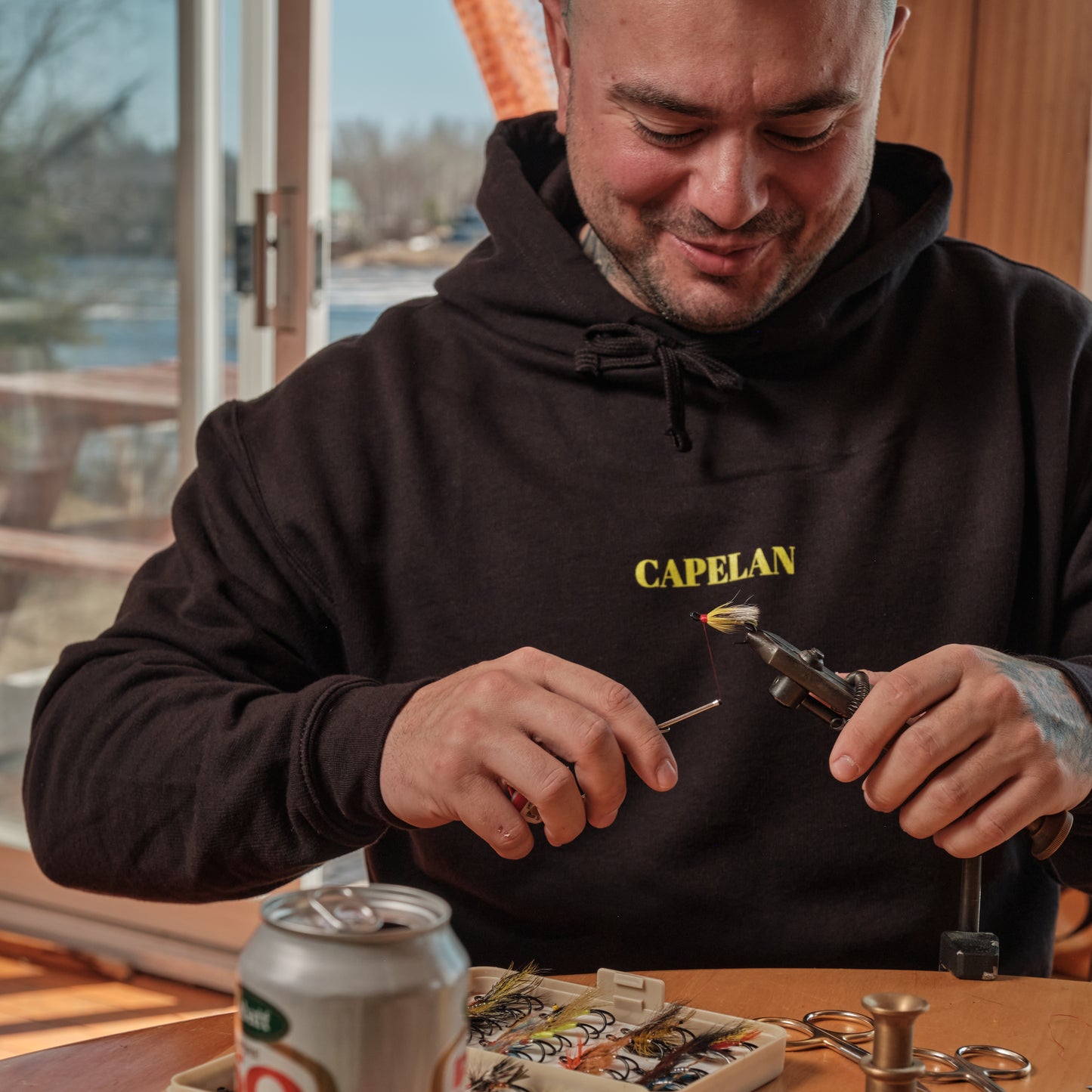 Pêcheur qui conçoit une mouche à saumon