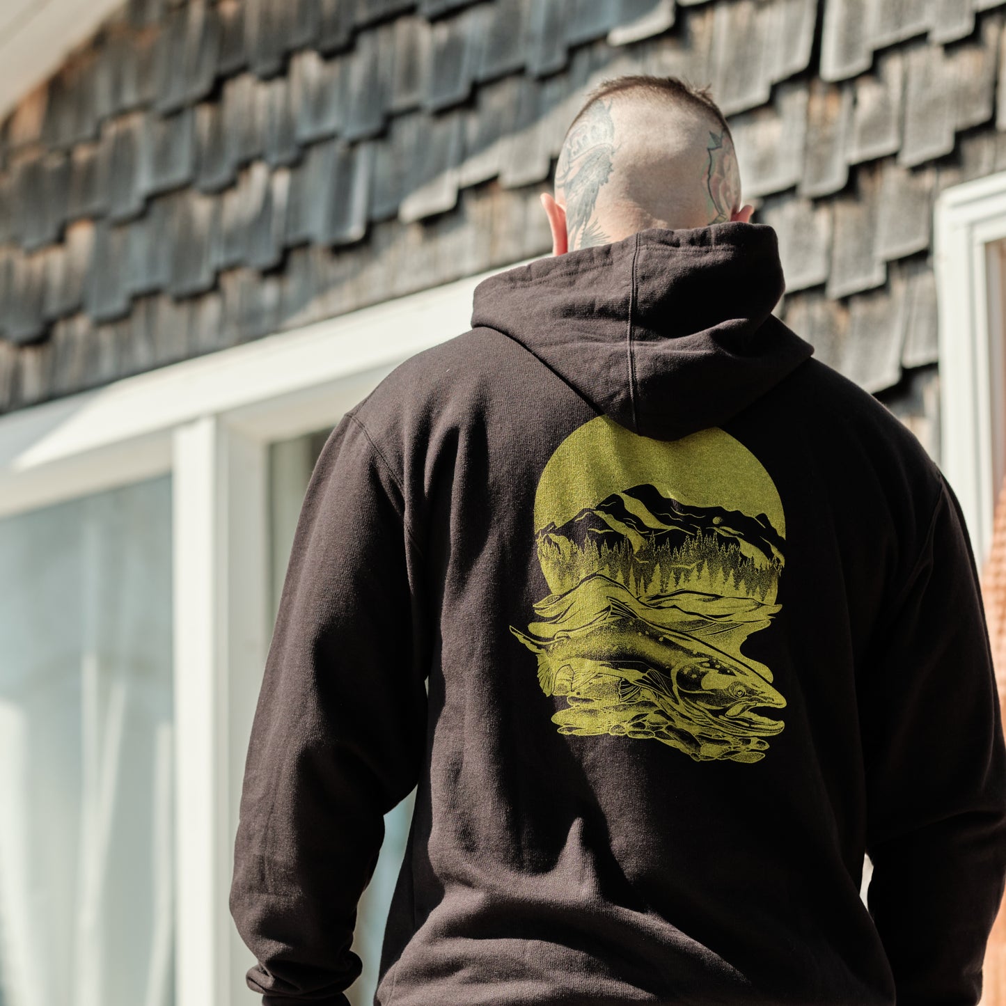 Homme, pêcheur au chalet