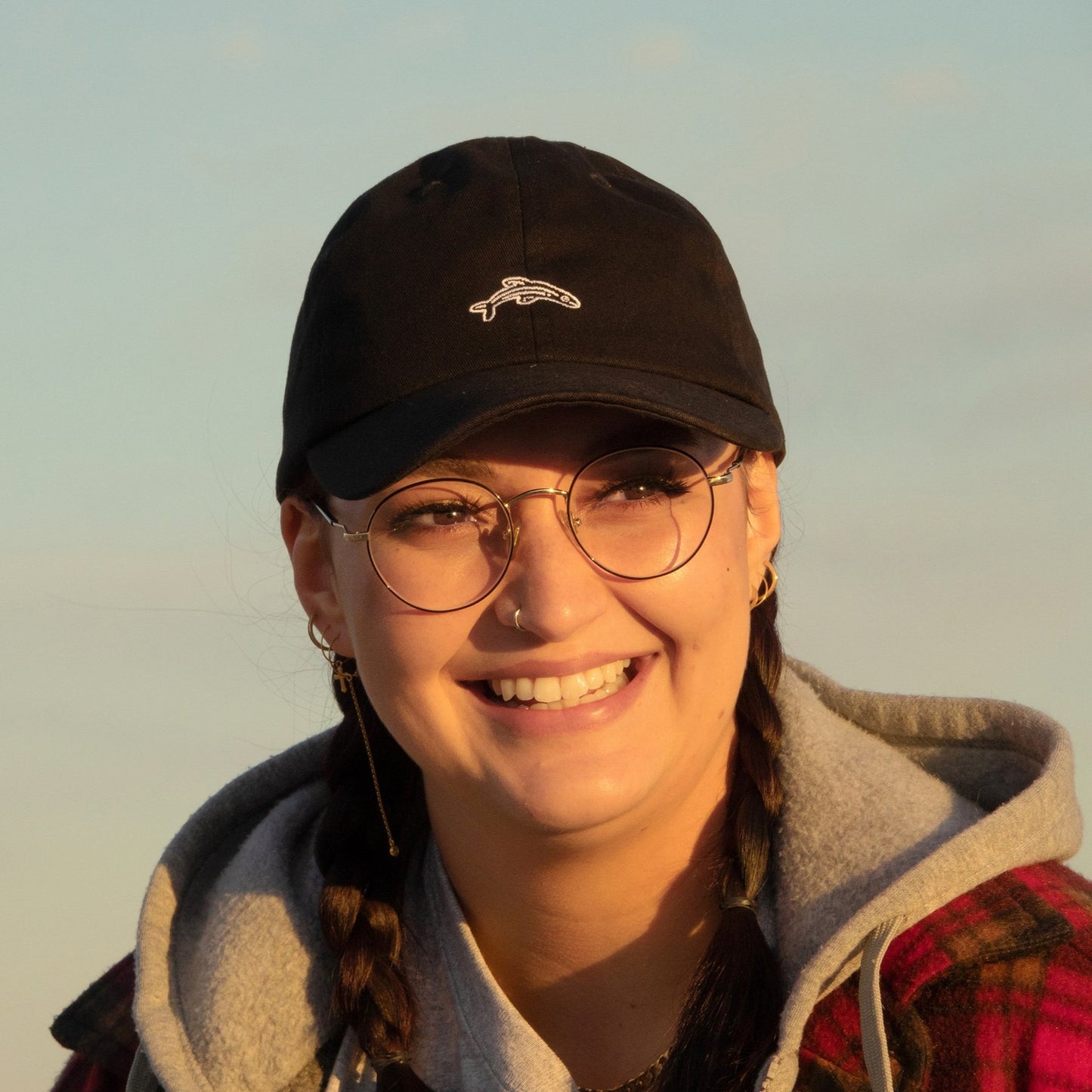 Femme portant une casquette capelan