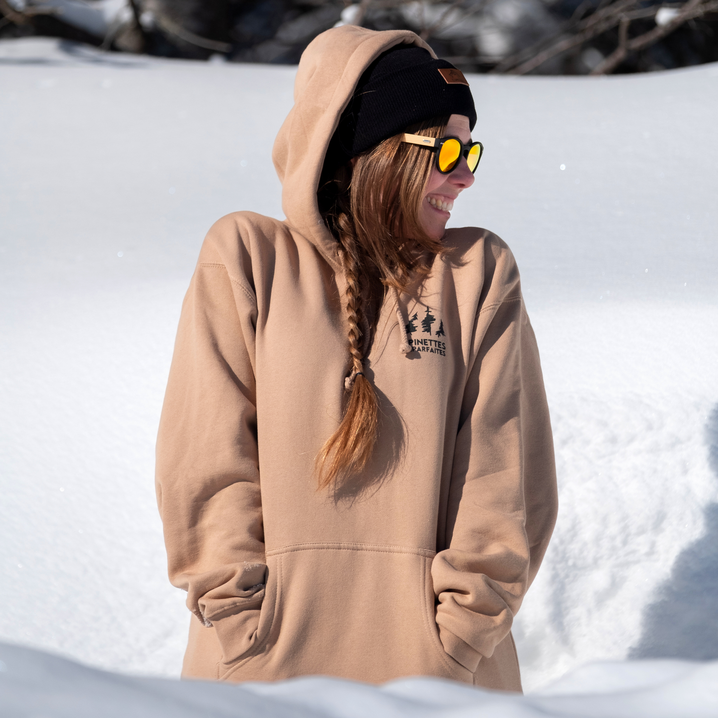 Femme portant le hoodie épinettes imparfaites dans la neige